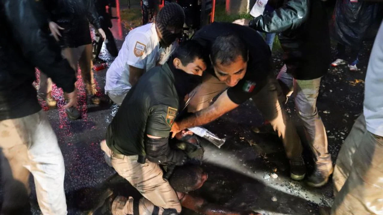 Recrudecen enfrentamientos entre migrantes y agentes mexicanos mientras avanza caravana