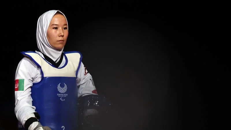 Taekwondista paralímpica afgana debuta en los Juegos tras evacuación secreta desde Kabul