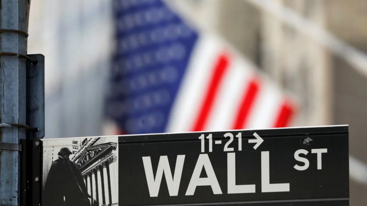 S&P 500 y Nasdaq tocan máximos récord impulsados por Apple