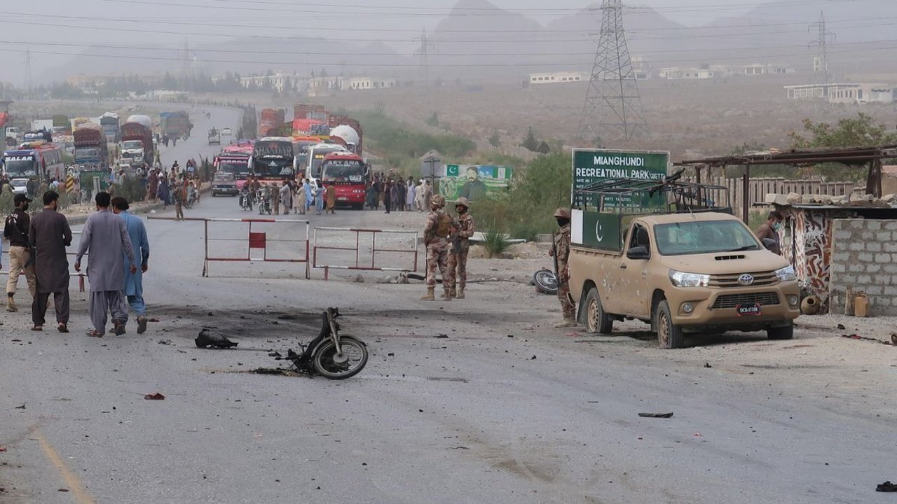 Atentado en Pakistán: un kamikaze se hizo estallar en moto