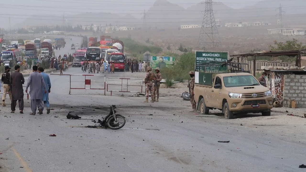 Atentado en Pakistán: un kamikaze se hizo estallar en moto