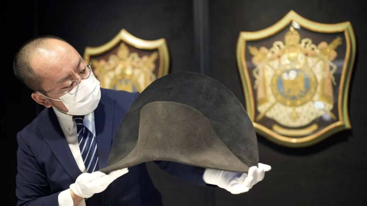Presentan sombrero de Napoleón recién descubierto gracias a ADN