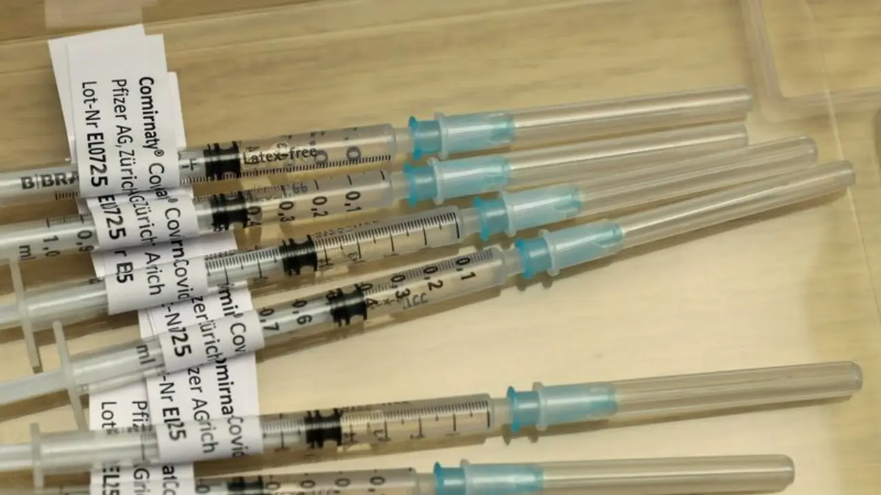 Evalúan la dosis de refuerzo de la vacuna para COVID-19 de Pfizer en la Unión Europea