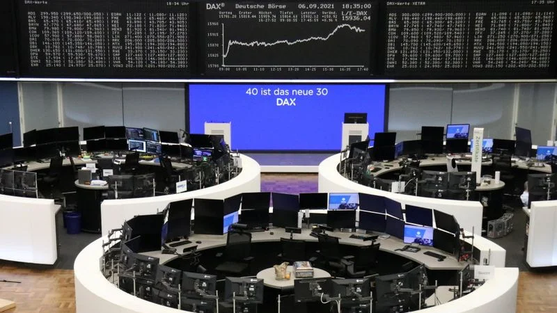 Las bolsas europeas se mantienen por debajo de máximos históricos, despuntan las telecos