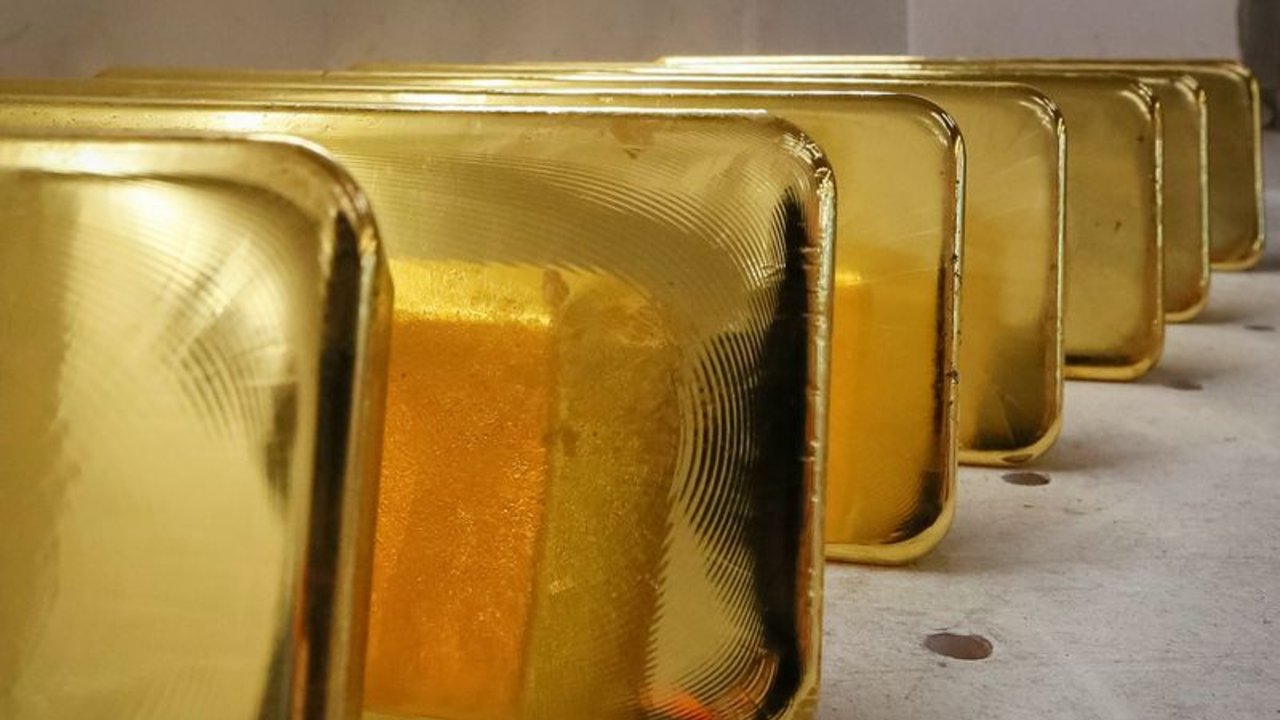 Oro recupera algo de terreno; foco se centra en preocupación por crecimiento