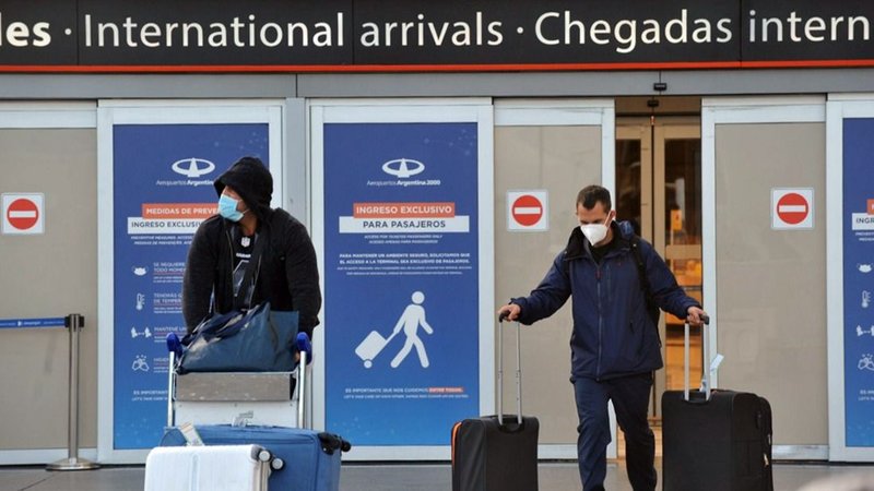 Extranjeros que visiten Estados Unidos deberán estar vacunados con dos dosis 