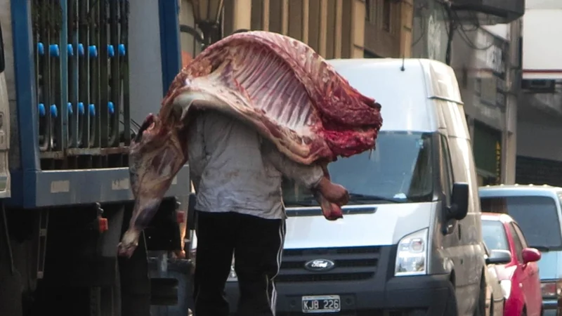Gobierno acordó con supermercados no subir el precio de la carne este fin de semana largo