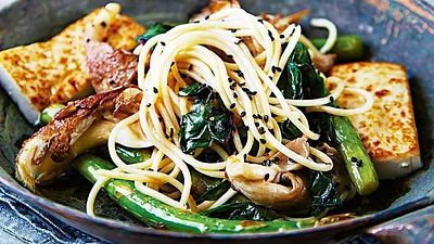 Fideos con tofu y verduras Fideos con tofu y verduras