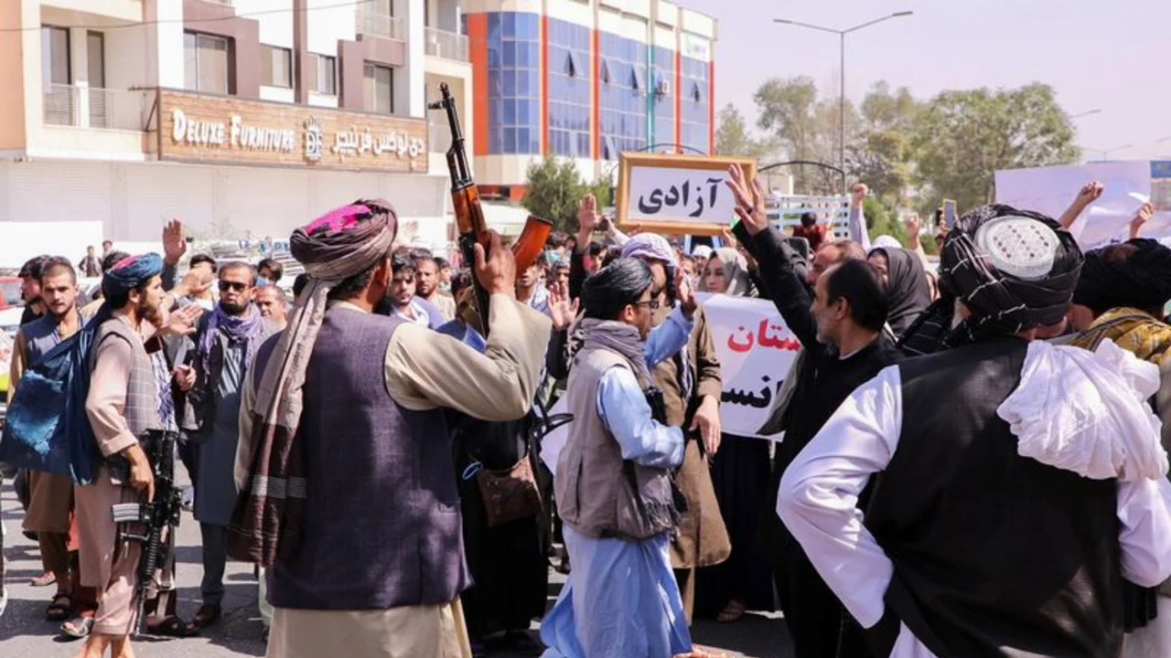 La respuesta de los talibanes a las protestas afganas es cada vez más violenta, advierte la ONU