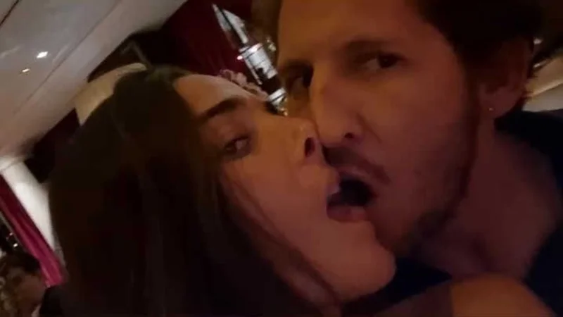 Juana Viale besa a su novio.