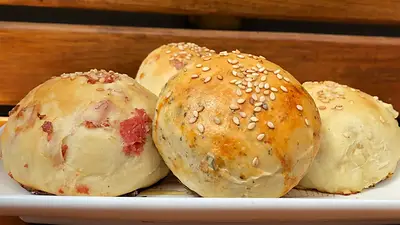 El pan saborizado se puede cocinar con diferentes ingredientes y especias El pan saborizado se puede cocinar con diferentes ingredientes y especias