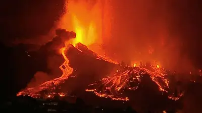 El volcán La Palma volvió a hacer erupción y provocó más evacuaciones en La Palma El volcán La Palma volvió a hacer erupción y provocó más evacuaciones en La Palma