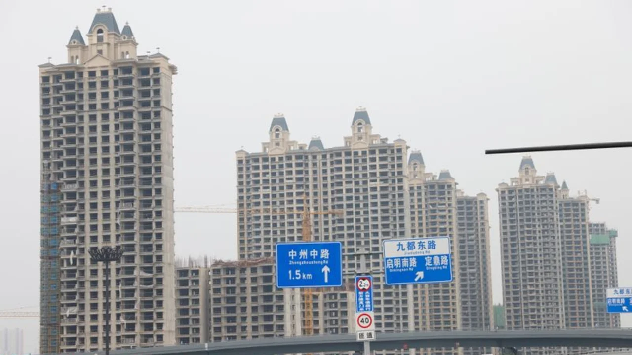 Evergrande asegura que pagará los bonos nacionales y calma temores de los mercados financieros