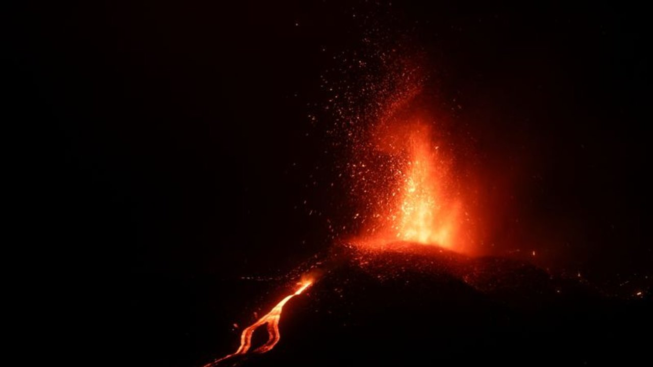 El volcán de La Palma sigue en erupción mientras la lava avanza hacia el mar