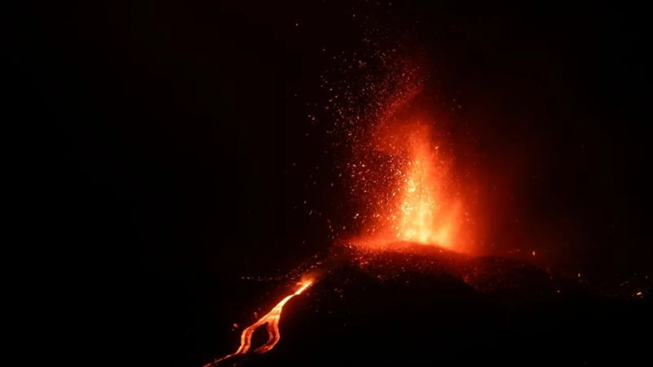 El volcán de La Palma sigue en erupción mientras la lava avanza hacia el mar