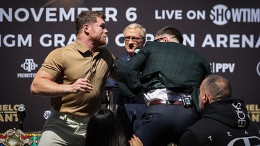 Canelo Álvarez terminó a las piñas en una conferencia de prensa