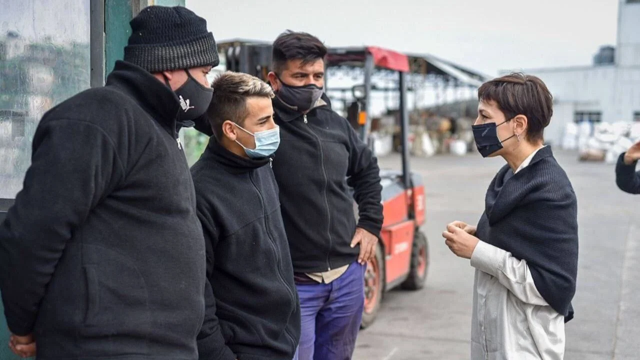 Mayra Mendoza visitó Fibras Argentinas y charló con comerciantes de Quilmes