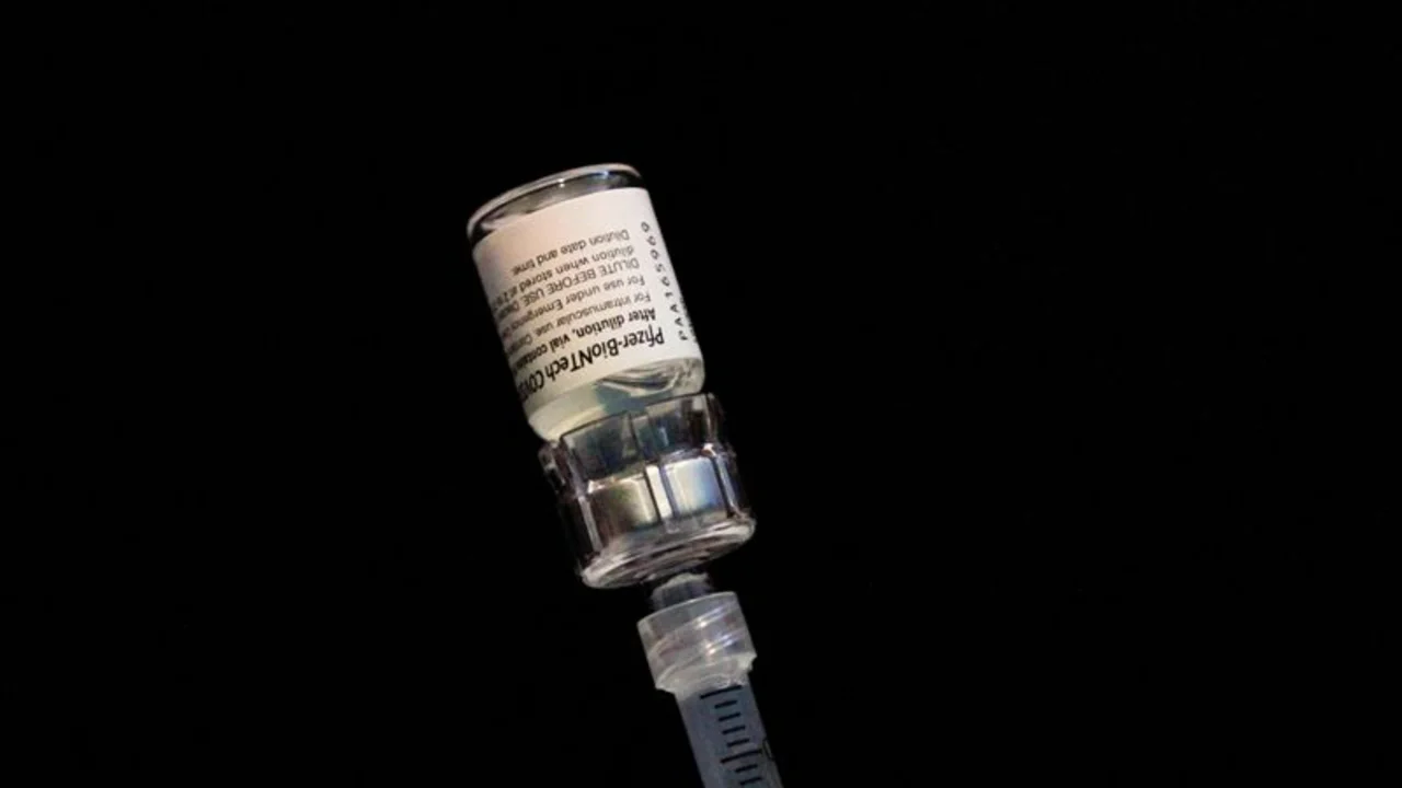 Autorizan la dosis de refuerzo de Pfizer para mayores de 65 y grupos de riesgo 