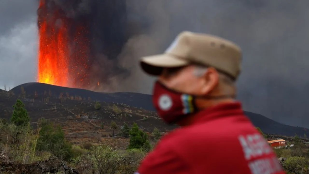 La erupción del volcán de La Palma no frena y podría seguir en erupción tres meses más