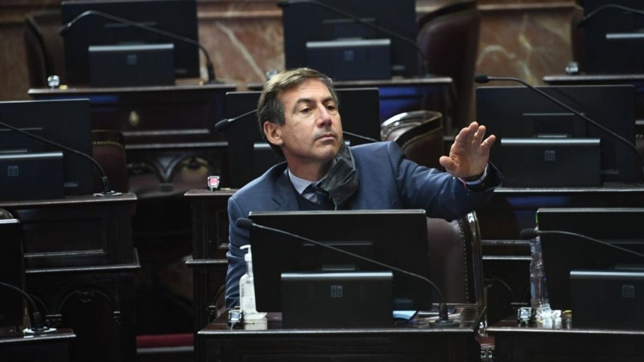 Naidenoff confirmó haberse contagiado de COVID-19 y está aislado