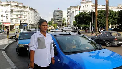 La historia de la única taxista mujer en Marruecos que rompe estereotipos La historia de la única taxista mujer en Marruecos que rompe estereotipos