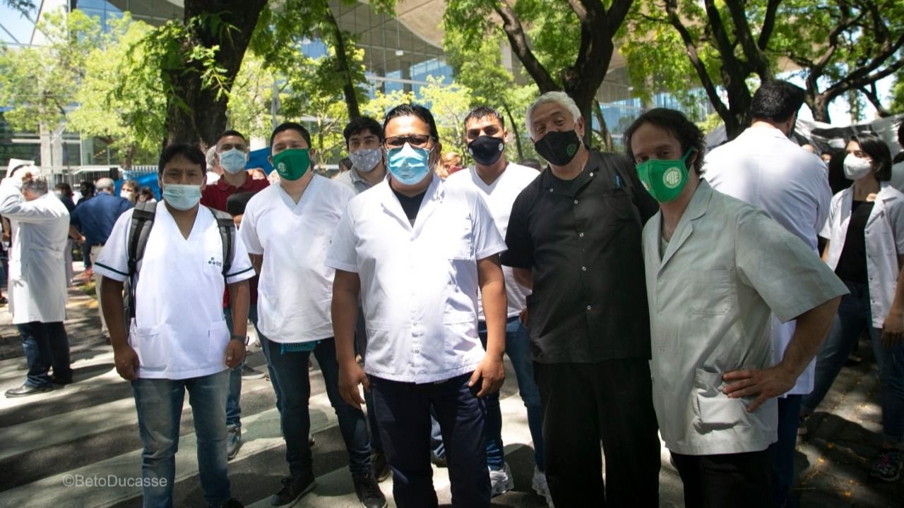 Denuncian despidos masivos en el Hospital Durand: "Los desafectan por mail" 