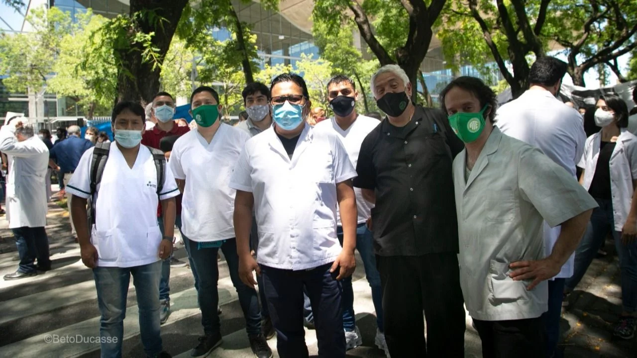 Denuncian despidos masivos en el Hospital Durand: "Los desafectan por mail" 