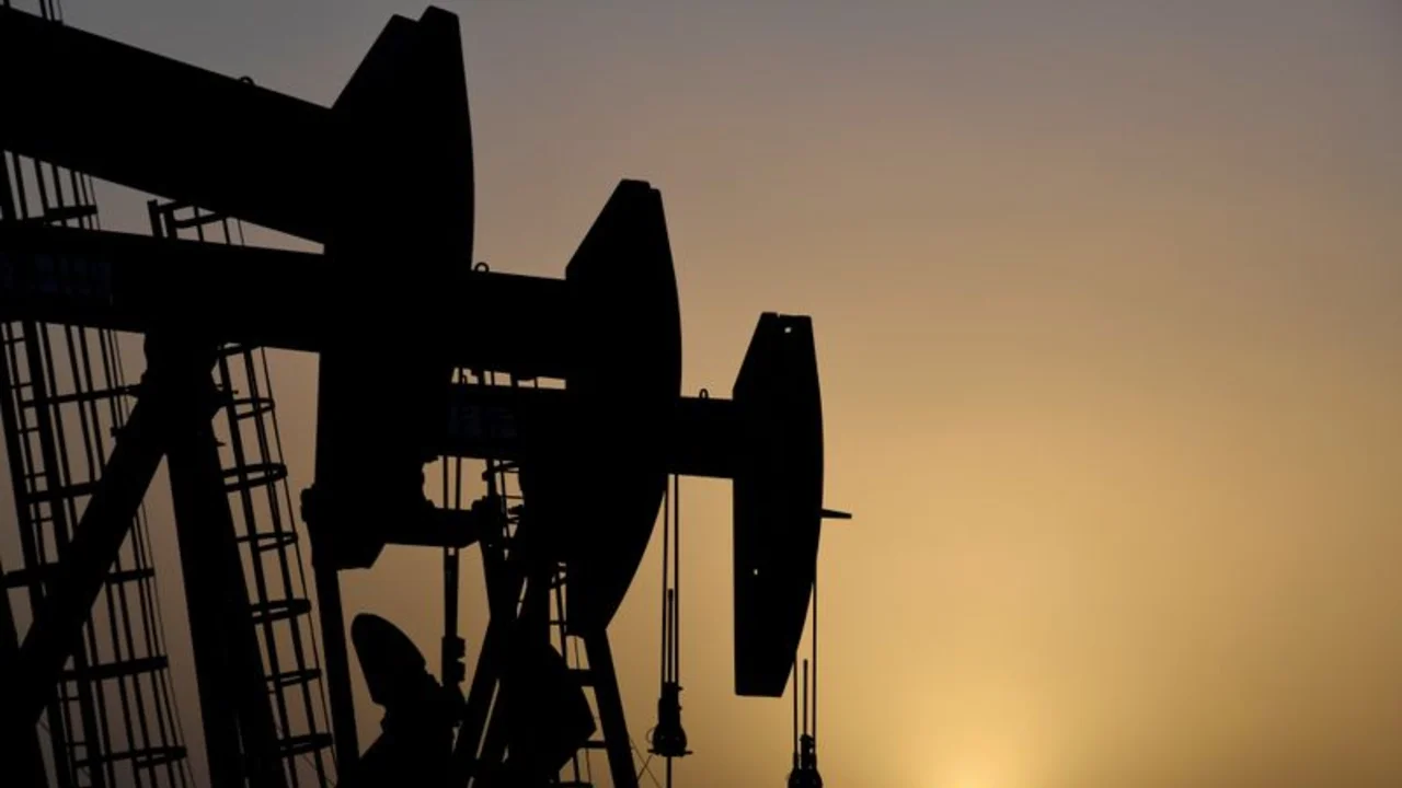 Petróleo: Brent supera los 80 dólares por barril ante oferta ajustada