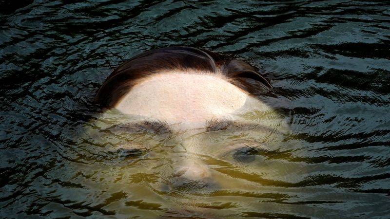 La estatua de una niña que se ahoga causa conmoción en Bilbao La estatua de una niña que se ahoga causa conmoción en Bilbao