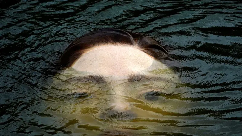 La estatua de una niña que se ahoga causa conmoción en Bilbao La estatua de una niña que se ahoga causa conmoción en Bilbao