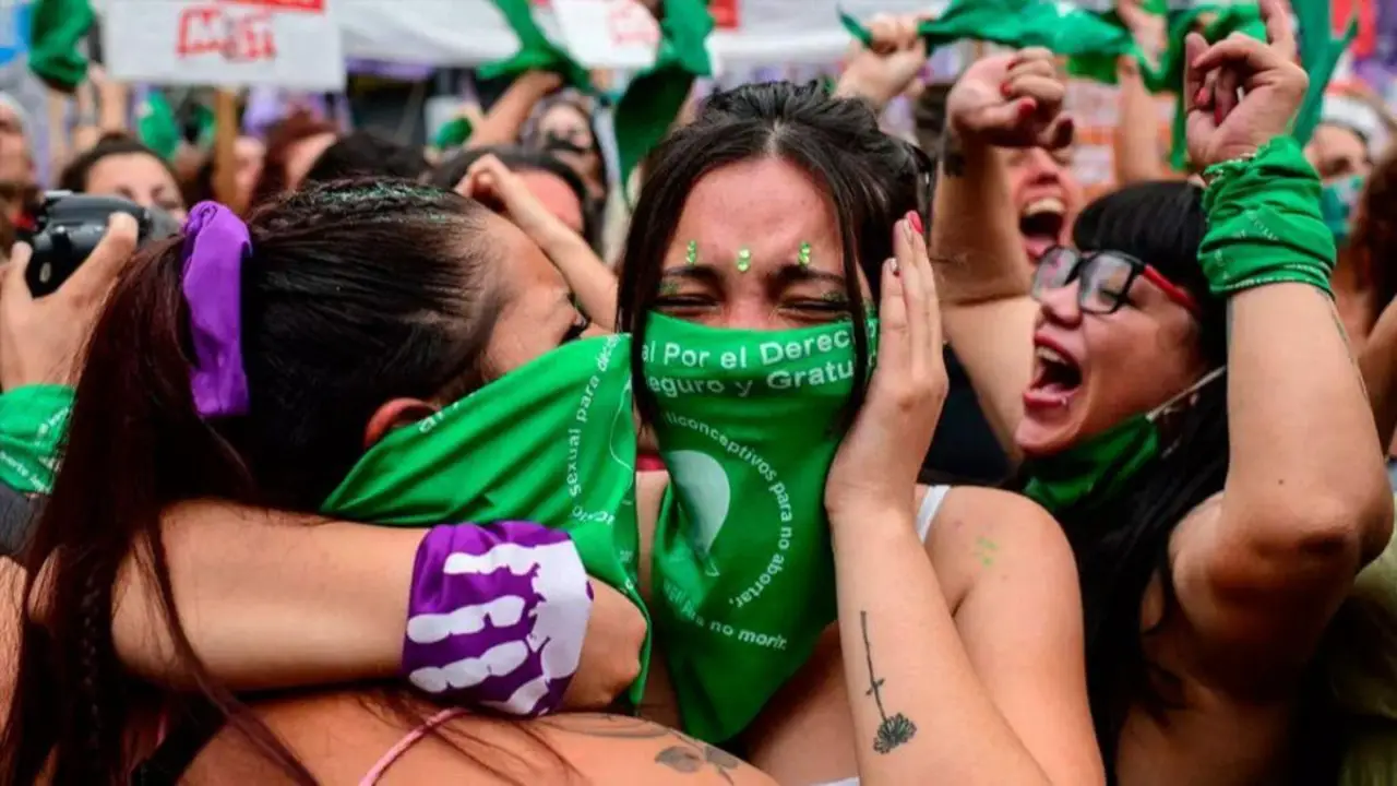 El aula como campo de batalla y las calles como resistencia: radiografía de las pibas que marchan este 28S ante el avance de Milei