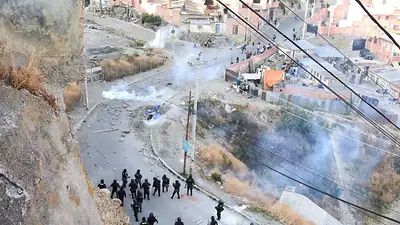 Protestas de cocaleros de Bolivia por el control de mercado en La Paz se vuelven violentas Protestas de cocaleros de Bolivia por el control de mercado en La Paz se vuelven violentas