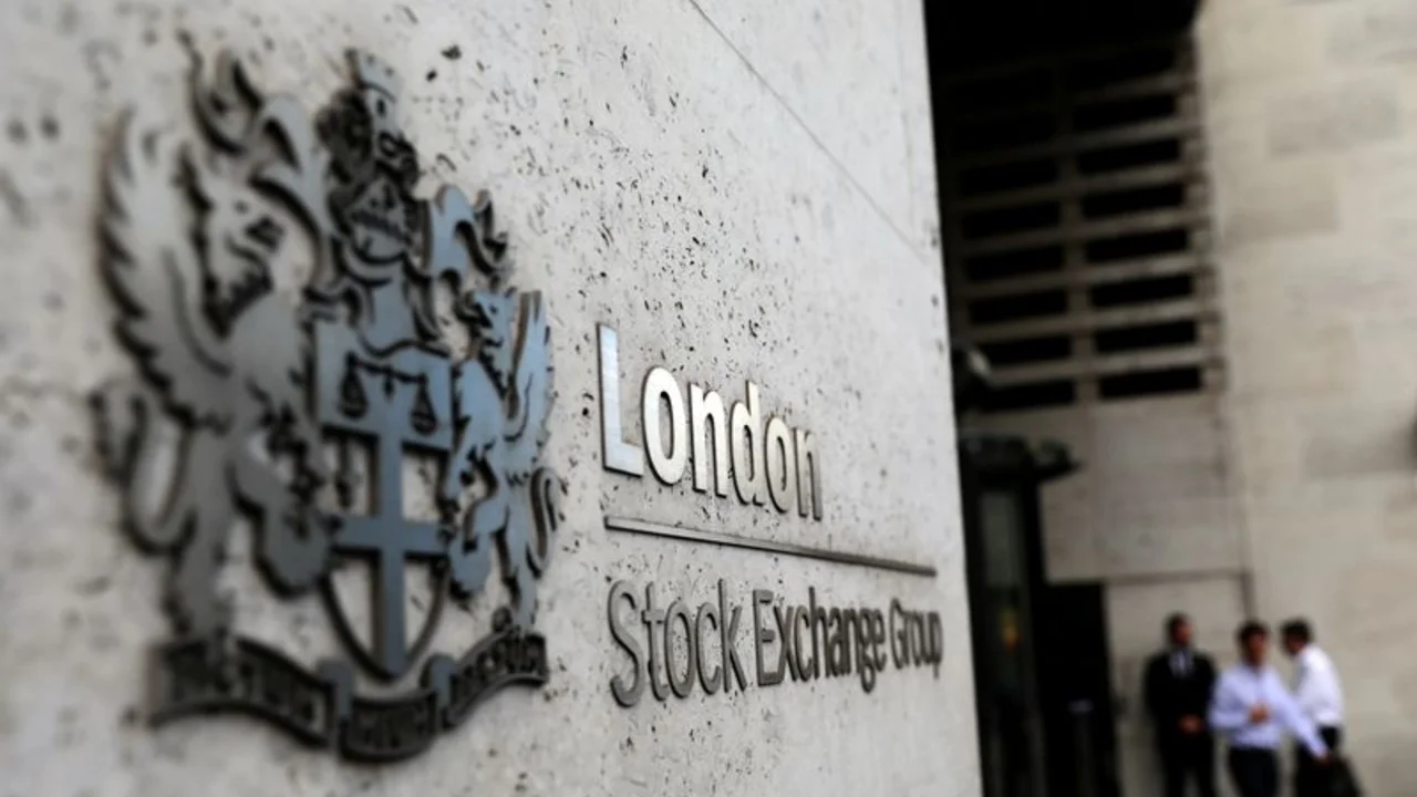 Mercados globales: acciones siguen bajo presión tras la peor liquidación desde enero