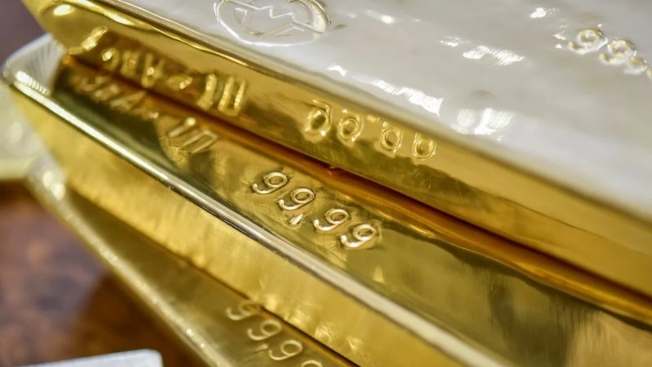 Oro se estabiliza tras caída por miedo a reducción estímulo Fed