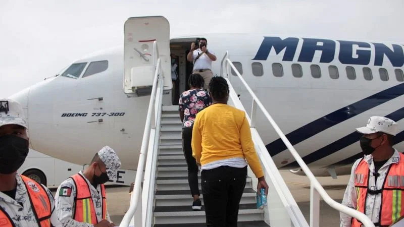 México expulsa 70 migrantes haitianos y los envía a su país 