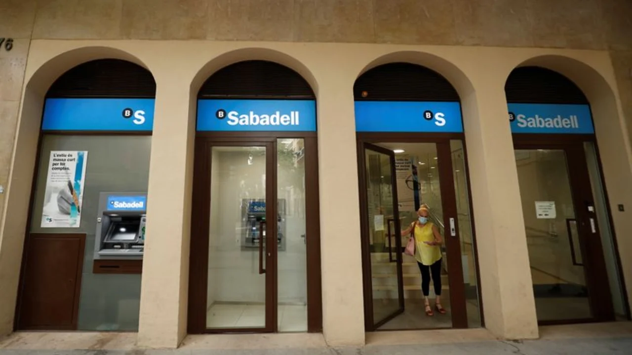 El banco español Sabadell ofrece reducir los recortes de empleo en 200 puestos, hasta 1.730