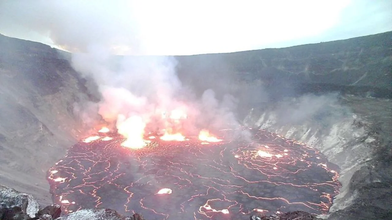 Volcán Kilauea de Hawái entra en erupción por vez primera en casi un año