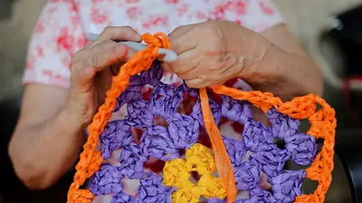 Un grupo de tejedores protege del sol a un pueblo español reciclando bolsas de plástico Un grupo de tejedores protege del sol a un pueblo español reciclando bolsas de plástico