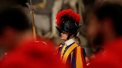 Se buscan 25 hombres para proteger al Papa: deben ser católicos y suizos Se buscan 25 hombres para proteger al Papa: deben ser católicos y suizos
