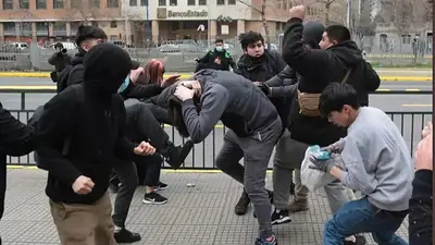 Brutal ataque al hermano de Boric: un grupo de personas lo golpeó en el centro de Santiago Brutal ataque al hermano de Boric: un grupo de personas lo golpeó en el centro de Santiago