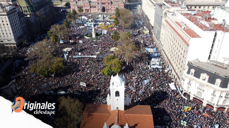 Una multitud en la Plaza de Mayo en apoyo a Cristina Kirchner y contra el odio político