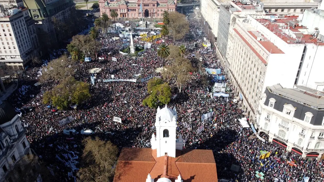 Una multitud en la Plaza de Mayo en apoyo a Cristina Kirchner y contra el odio político