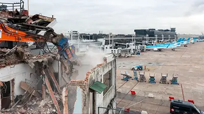 Demolieron la vieja torre de control del Aeroparque Jorge Newbery para ampliar plataformas Demolieron la vieja torre de control del Aeroparque Jorge Newbery para ampliar plataformas
