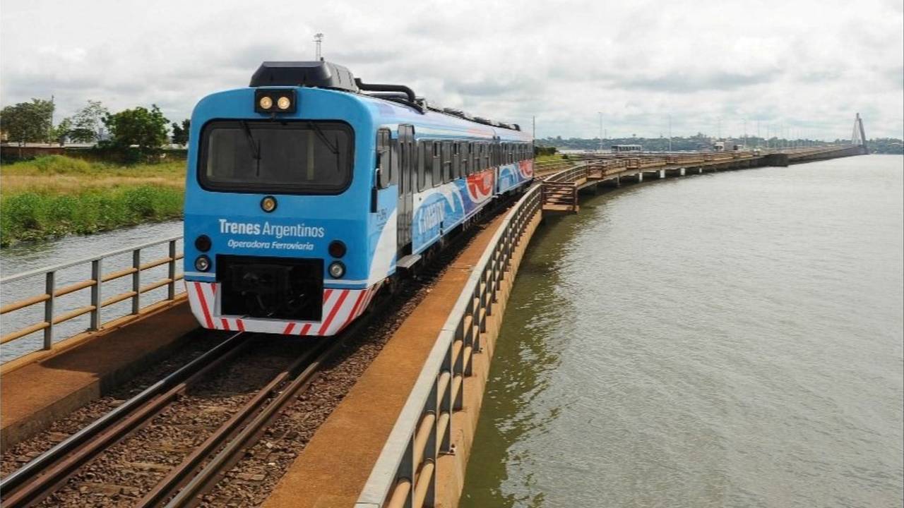 Histórico: el tren de carga y pasajeros vuelve a ser internacional al llegar a Paraguay