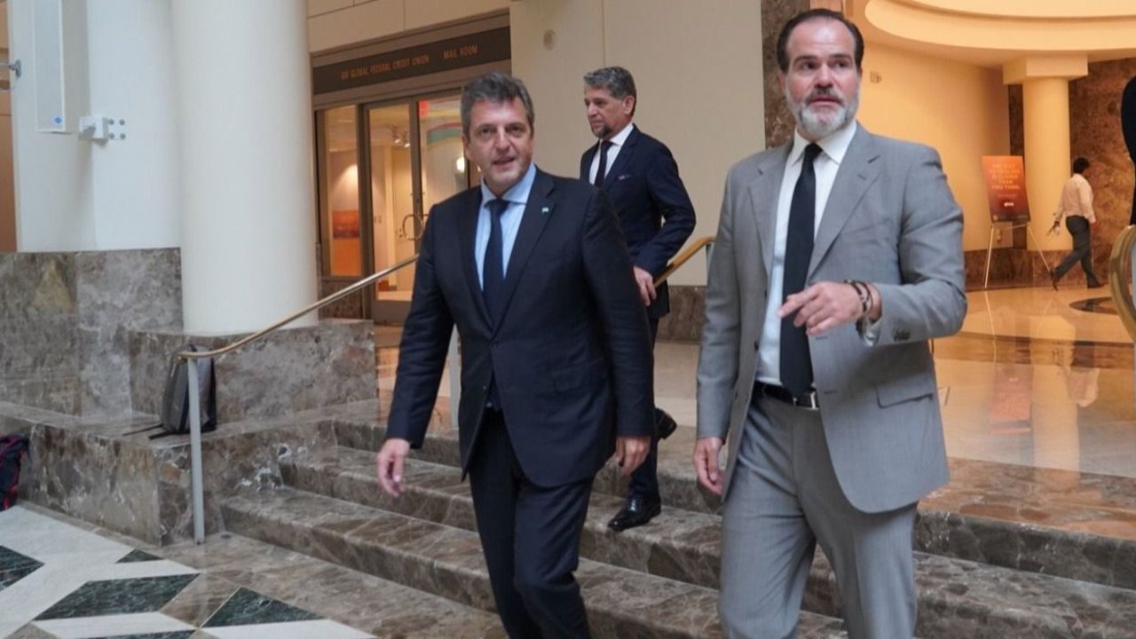 Massa hizo uso de sus contactos en Washington y aparecieron los dólares acordados con el BID