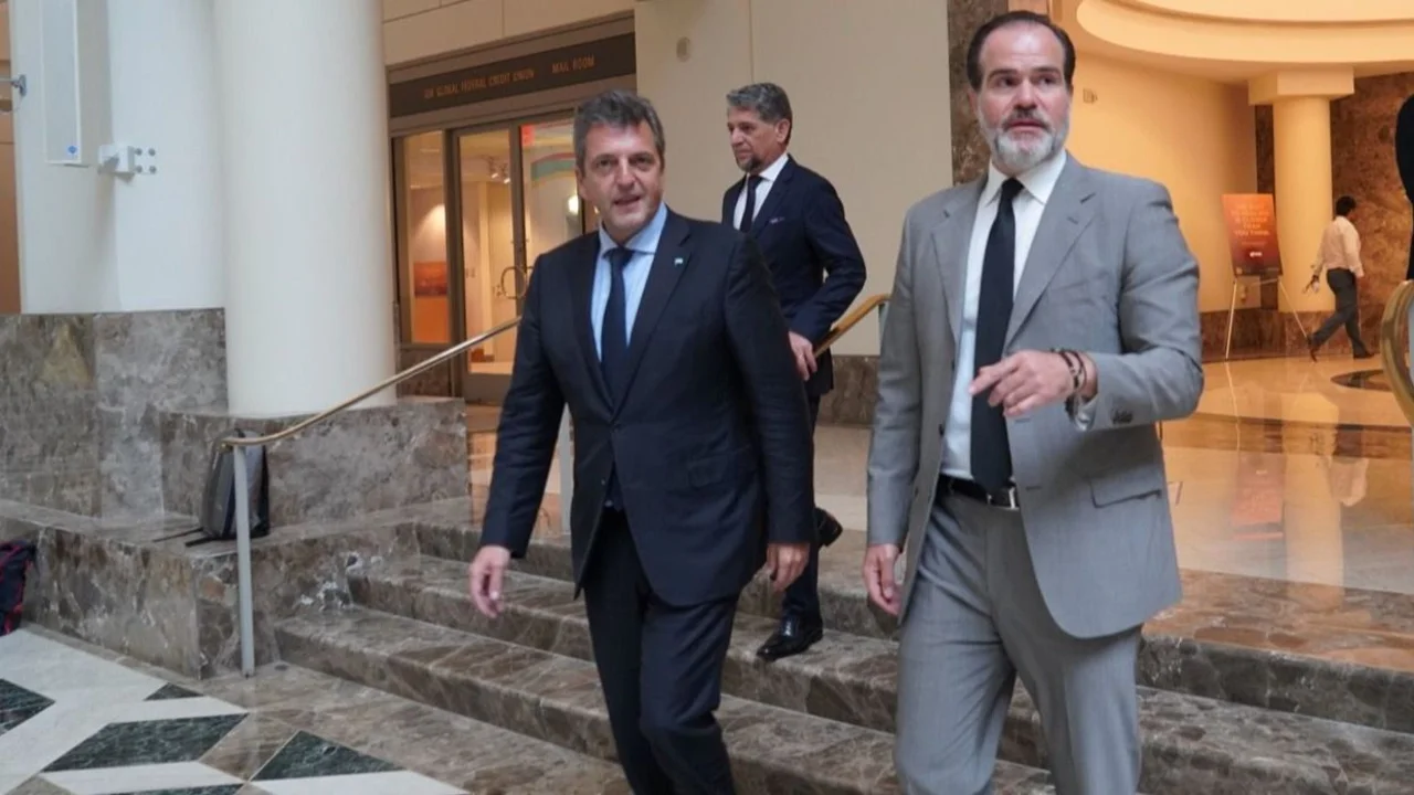 Massa hizo uso de sus contactos en Washington y aparecieron los dólares acordados con el BID