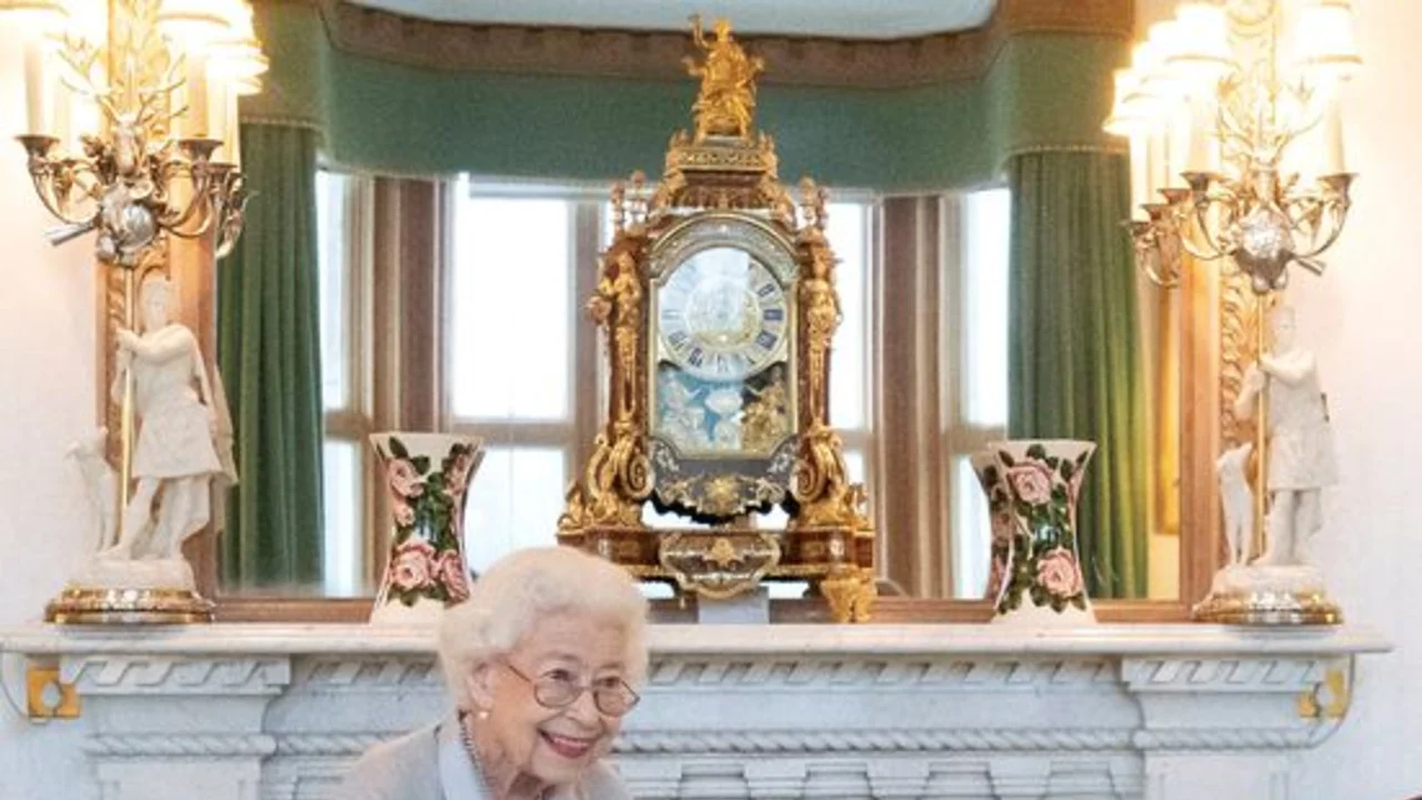 La reina Isabel pospone reunión y los médicos le indican que descanse