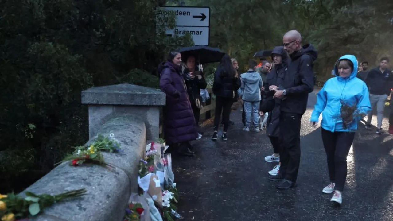 Personas en todo el mundo rinden homenaje a la reina Isabel tras su muerte