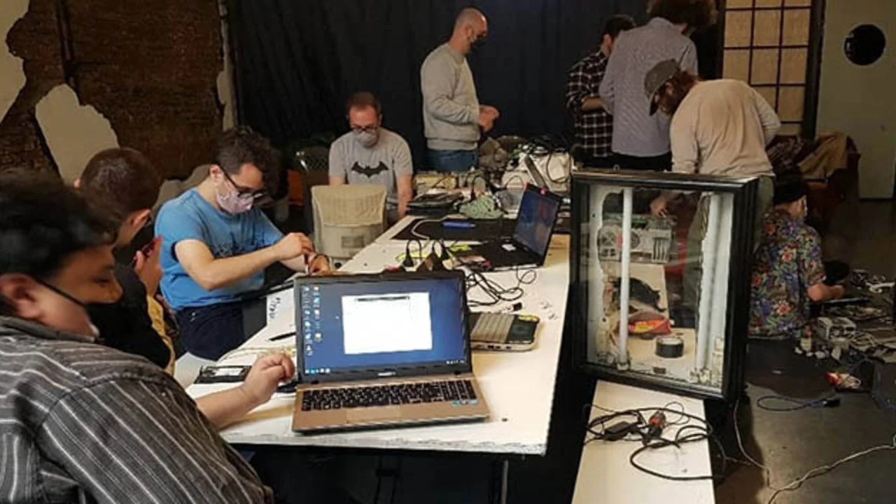 Cybercirujas: una propuesta de reciclaje que cuestiona al capitalismo