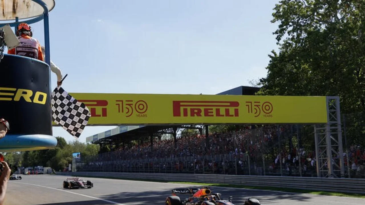 Verstappen gana un Gran Premio de Italia que concluyó tras el auto de seguridad